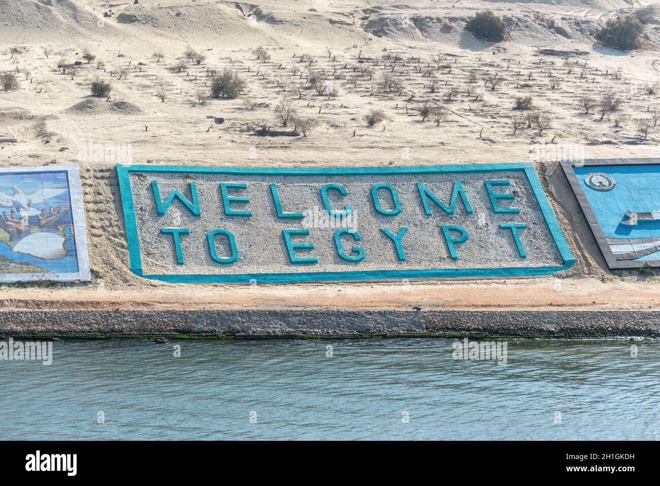 Ismailia, Egypte - 14 novembre 2019: Des lettres gigantesques disant "Welcome to Egypt" en anglais sur un côté du canal de New Suez, Ismailia, Egypte. Banque D'Images