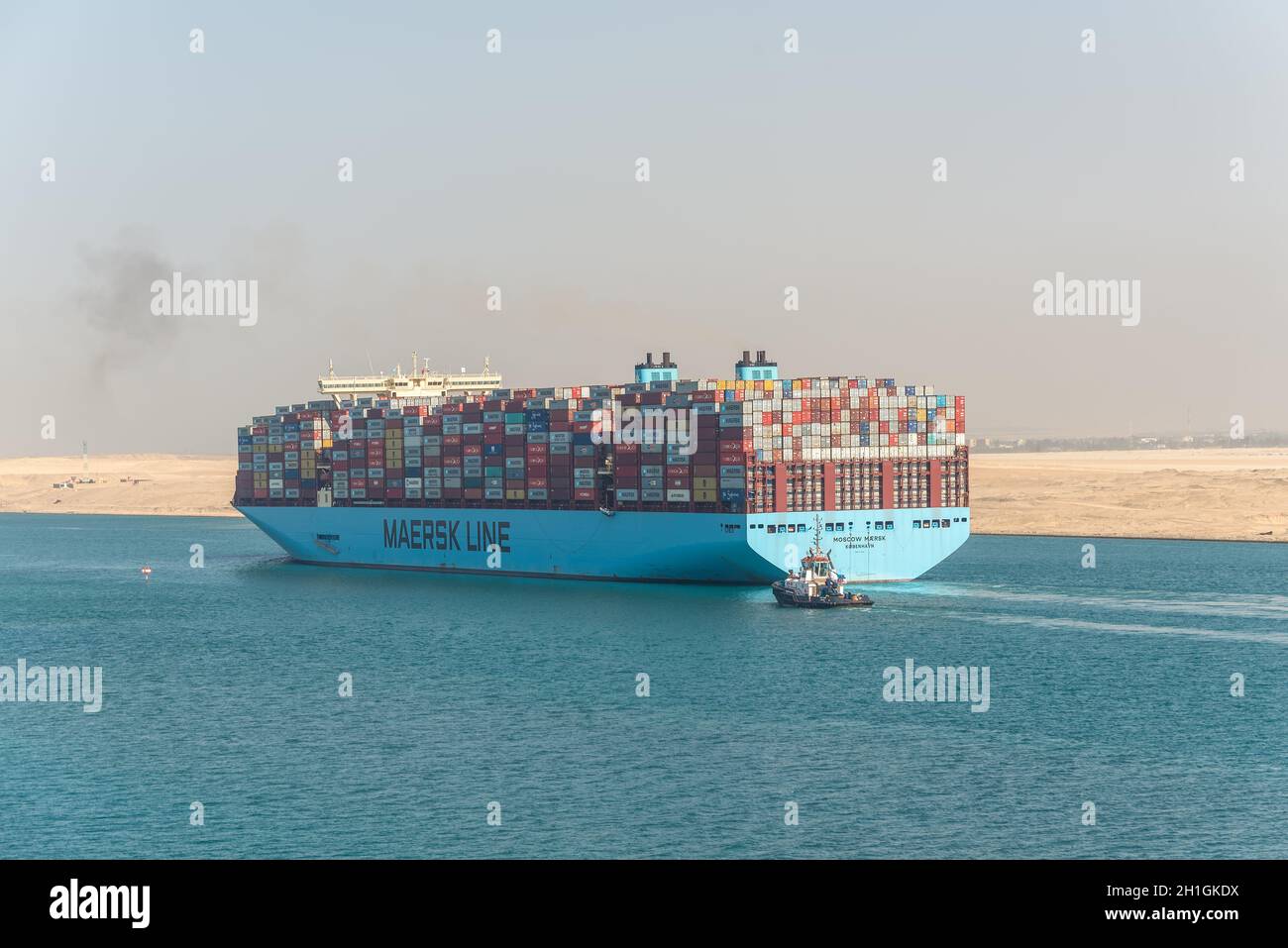 Suez, Égypte - 14 novembre 2019 : grand navire à conteneurs Moscow Maersk passant par le canal de Suez dans la brume sablonneuse de l'Égypte. Banque D'Images