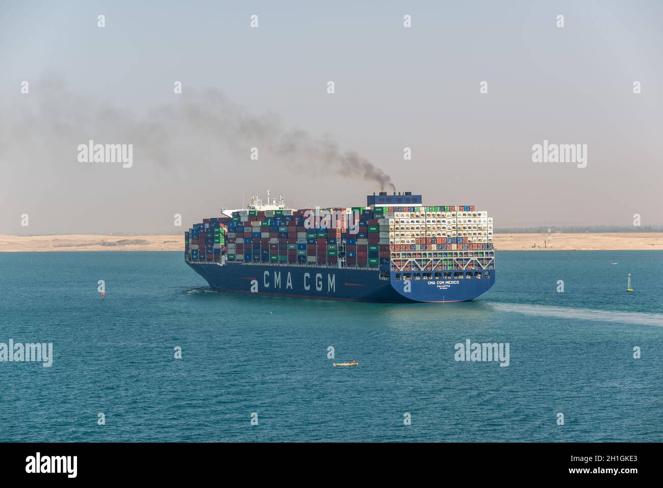 Suez, Égypte - 14 novembre 2019 : grand navire-conteneur CMA CGM MEXIQUE passant par le canal de Suez en Égypte. Le canal de Suez est un wat artificiel au niveau de la mer Banque D'Images