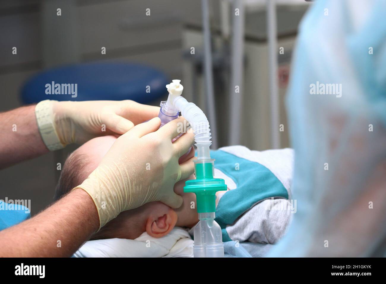L'anesthésiste tient un masque respiratoire sur le visage de l'enfant.préparation à la chirurgie L'anesthésiste tient un masque respiratoire sur le visage de l'enfant.préparation à la chirurgie