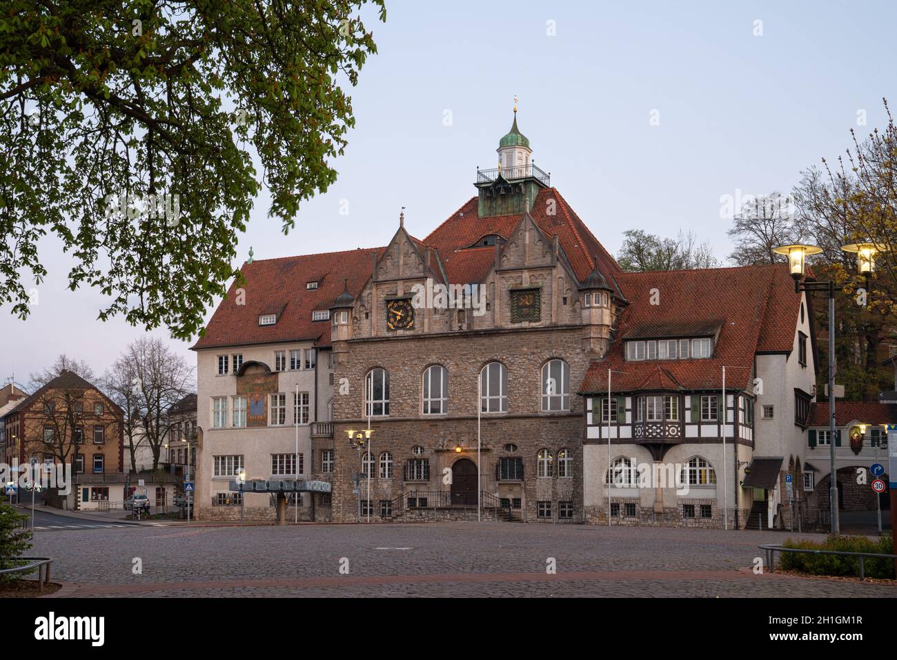BERGISCH GLADBACH, ALLEMAGNE - 7 AVRIL 2020 : image panoramique de la mairie de Bergisch Gladbach au lever du soleil le 7 avril 2020 en Allemagne Banque D'Images