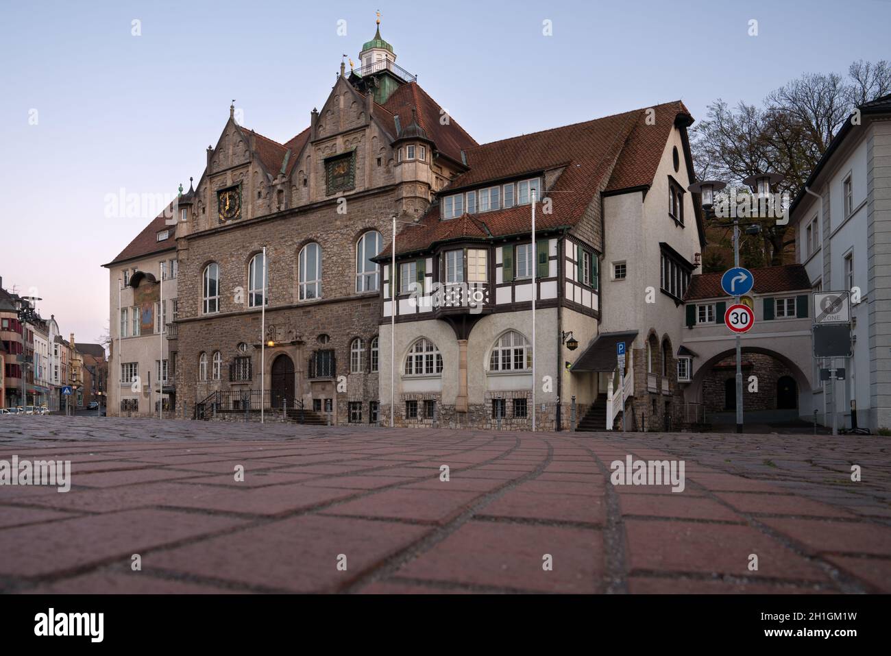 BERGISCH GLADBACH, ALLEMAGNE - 7 AVRIL 2020 : image à angle bas de la mairie de Bergisch Gladbach au lever du soleil le 7 avril 2020 en Allemagne Banque D'Images