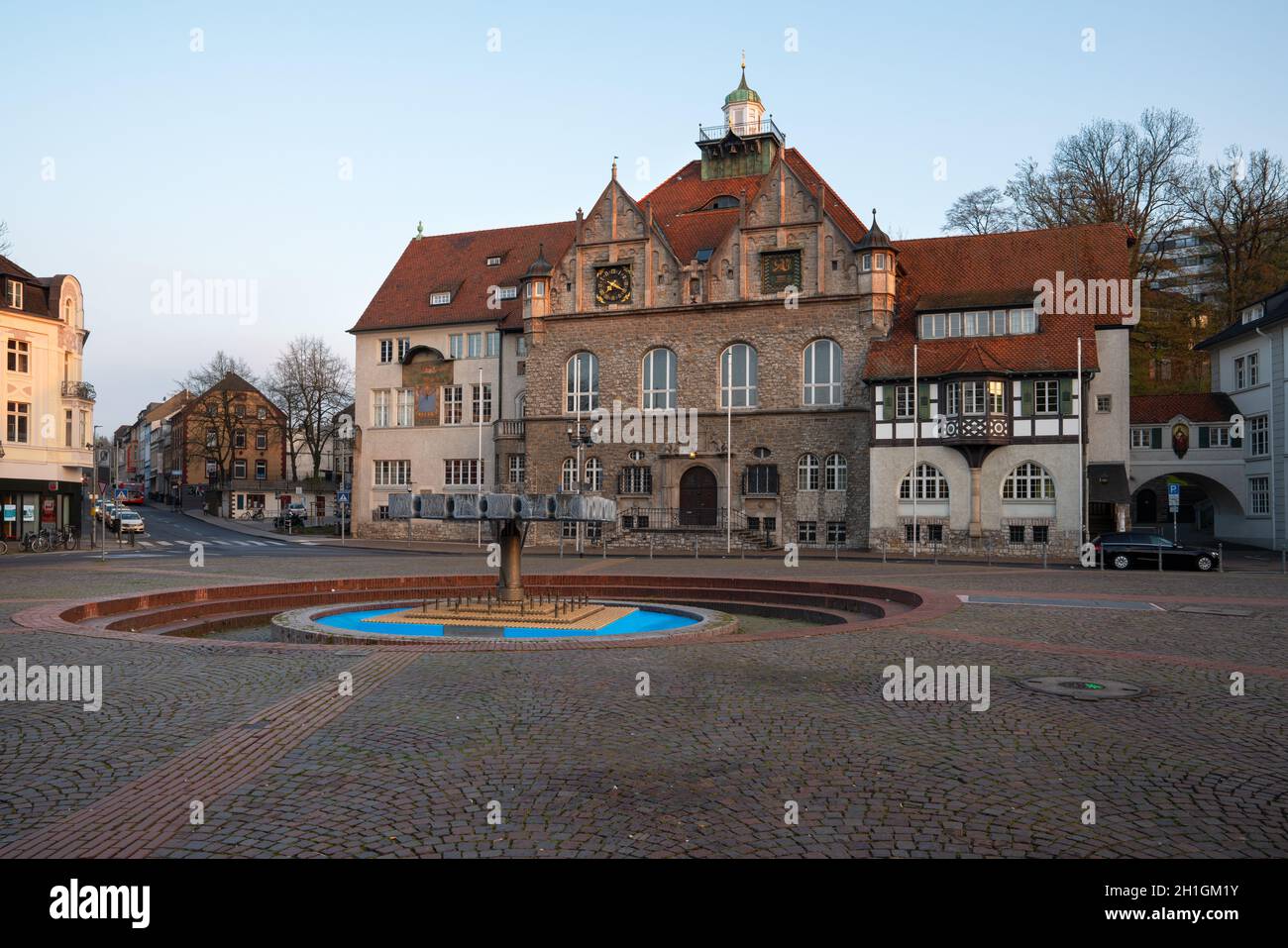 BERGISCH GLADBACH, ALLEMAGNE - 7 AVRIL 2020 : image panoramique de la mairie de Bergisch Gladbach au lever du soleil le 7 avril 2020 en Allemagne Banque D'Images