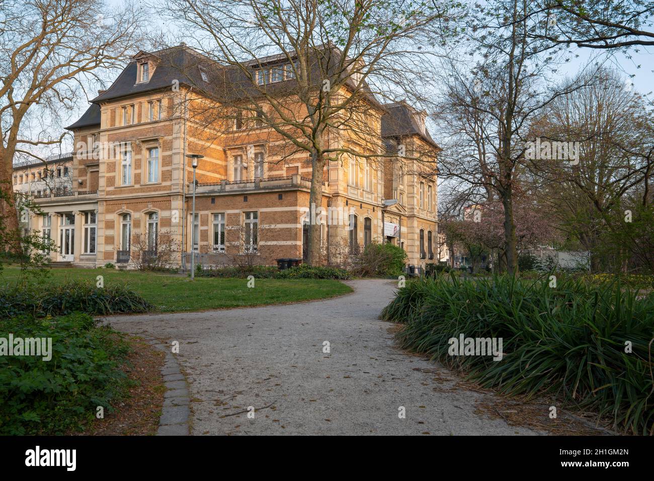 BERGISCH GLADBACH, ALLEMAGNE - 7 AVRIL 2020 : image panoramique de la Villa Zanders, musée d'art à Bergisch Gladbach le 7 avril 2020 en Allemagne Banque D'Images