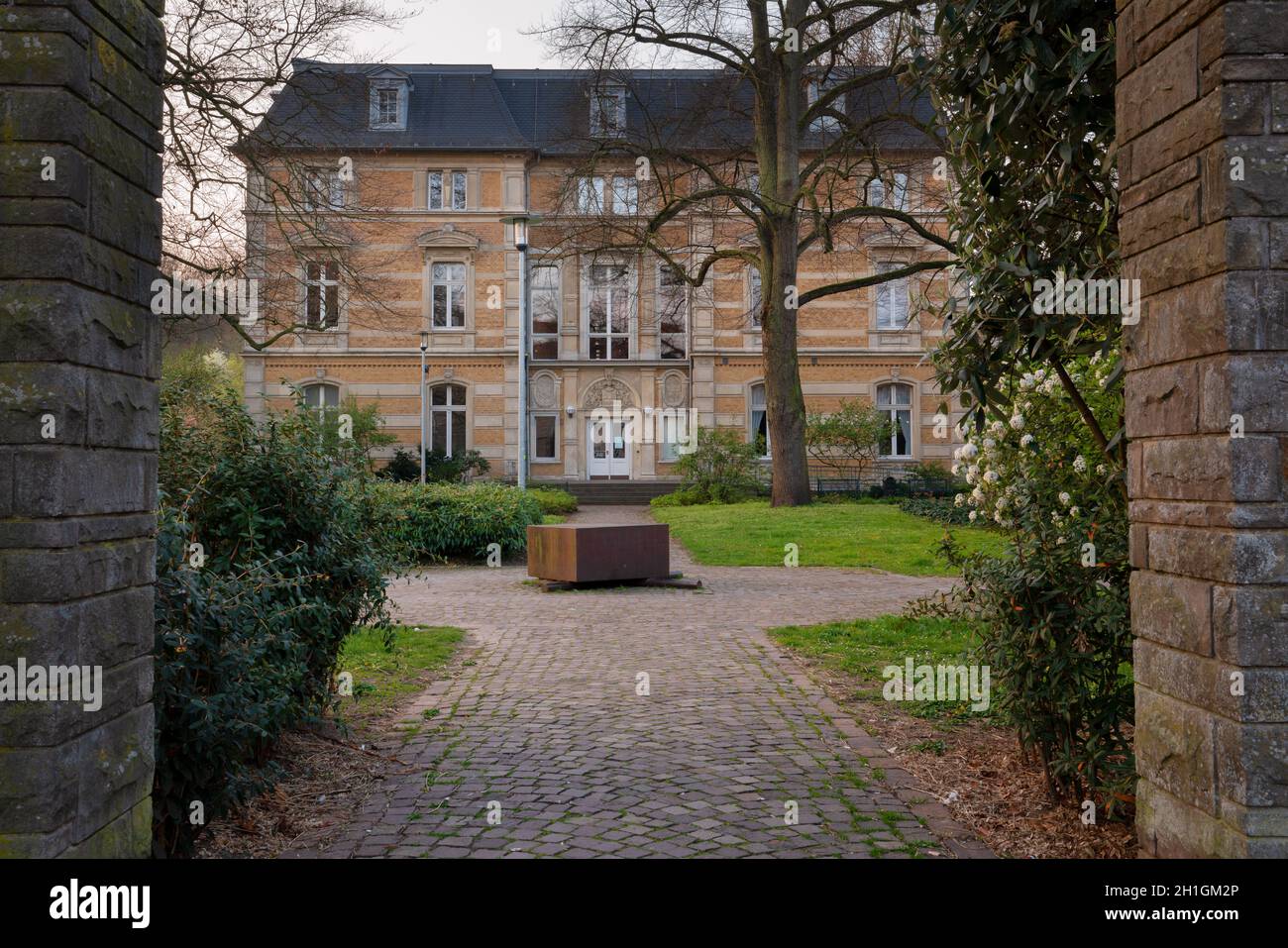 BERGISCH GLADBACH, ALLEMAGNE - 7 AVRIL 2020 : image panoramique de la Villa Zanders, musée d'art à Bergisch Gladbach le 7 avril 2020 en Allemagne Banque D'Images