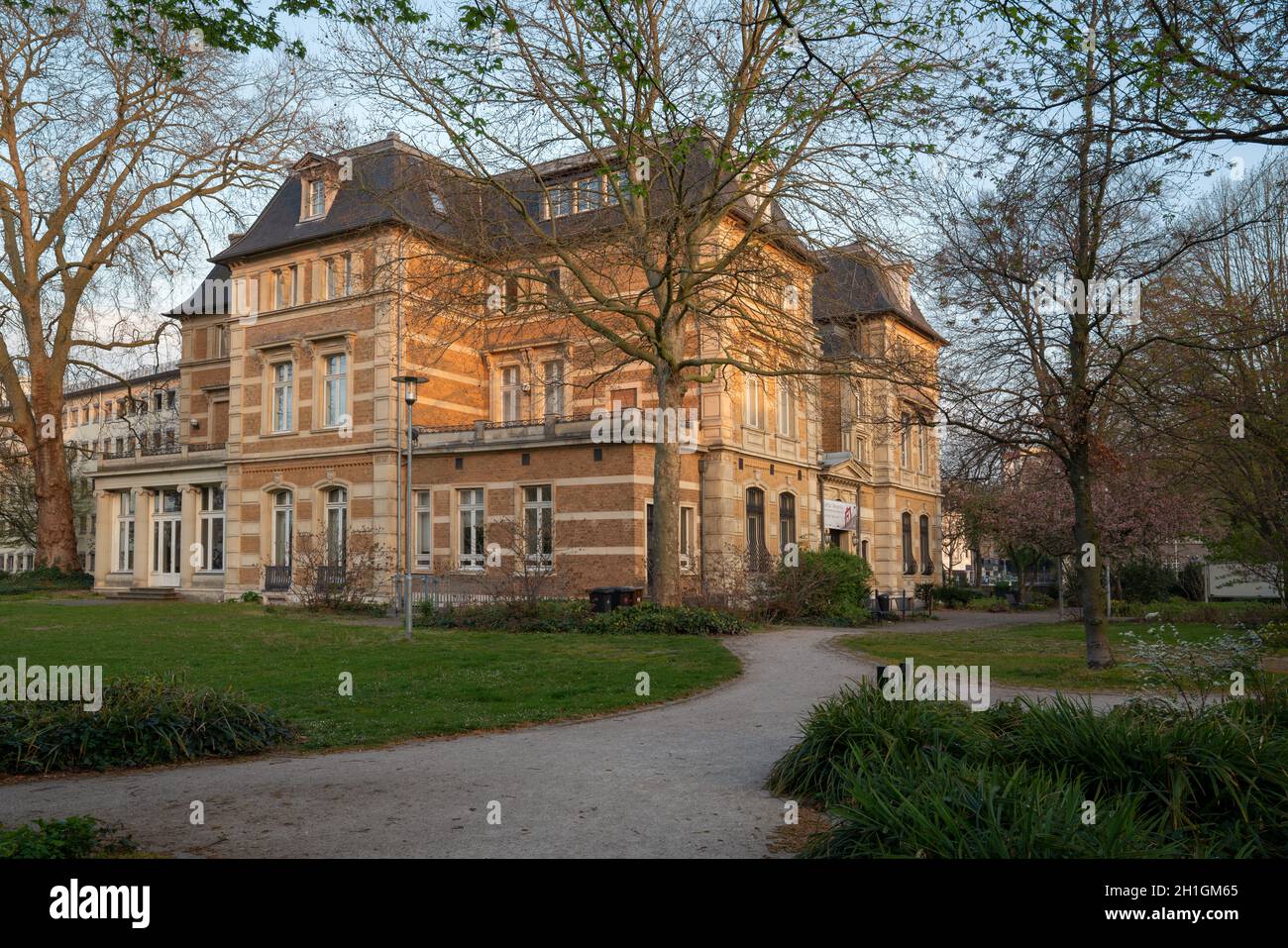 BERGISCH GLADBACH, ALLEMAGNE - 7 AVRIL 2020 : image panoramique de la Villa Zanders, musée d'art à Bergisch Gladbach le 7 avril 2020 en Allemagne Banque D'Images