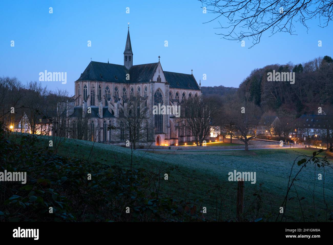 ODENTHAL, ALLEMAGNE - 27 MARS 2020 : image panoramique de la cathédrale d'Altenberg à la lumière du matin le 27 mars 2020 en Allemagne Banque D'Images