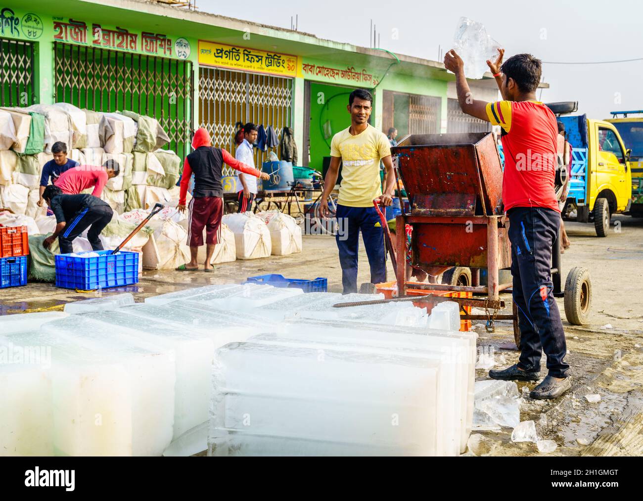 Chittagong, Bangladesh, 23 décembre 2017 : les travailleurs hachent des blocs de glace sur le marché du poisson près de la rivière Karnabuli, à Chittagong Banque D'Images