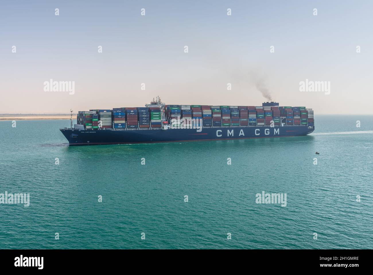 Suez, Égypte - 14 novembre 2019 : grand navire-conteneur CMA CGM MEXIQUE passant par le canal de Suez en Égypte. Le canal de Suez est un wat artificiel au niveau de la mer Banque D'Images
