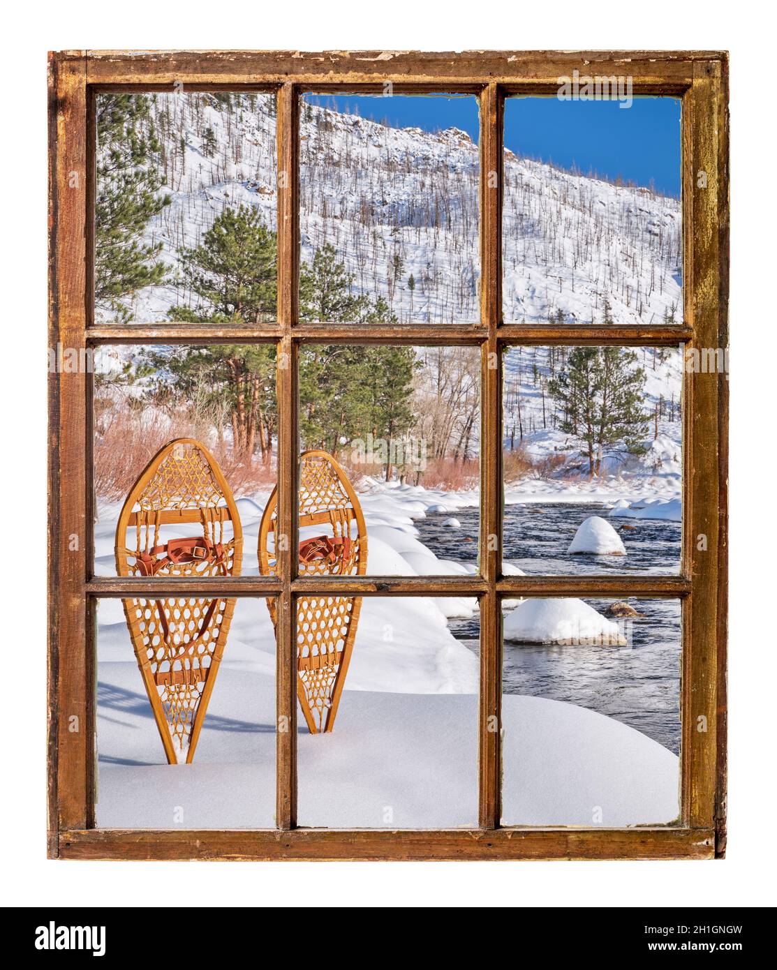 Raquettes en bois classiques (Huron) sur une rive de rivière dans les montagnes Rocheuses du Colorado - vue sur la fenêtre Banque D'Images