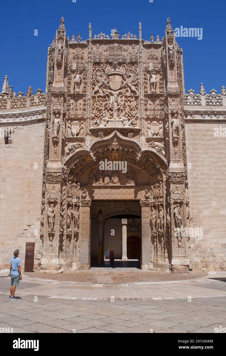 Valladolid, Espagne - 18 juillet 2020 : façade principale du Colegio de San Gregorio. Le bâtiment de style Isabelline abrite maintenant le Museo Nacional de Escultura mus Banque D'Images