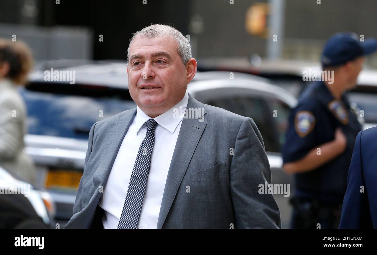 L'homme d'affaires Lev Parnas a vu marcher vers la Cour fédérale américaine Thurgood Marshall lors de son procès illégal de financement de campagne à New York.Lev Parnas, associé de l'avocat de l'ancien président Donald Trump Rudi Giuliani, fait face à des accusations de violation de campagne fédérale impliquant d'importantes contributions aux deux campagnes de réélection de Trump Super PAC.Des accusations supplémentaires, partagées avec Andrei Kukushkin, découlent d'une tentative de faciliter l'entrée d'un riche homme d'affaires russe dans le marché de la marijuana récréative bourgeonnante aux États-Unis. Banque D'Images