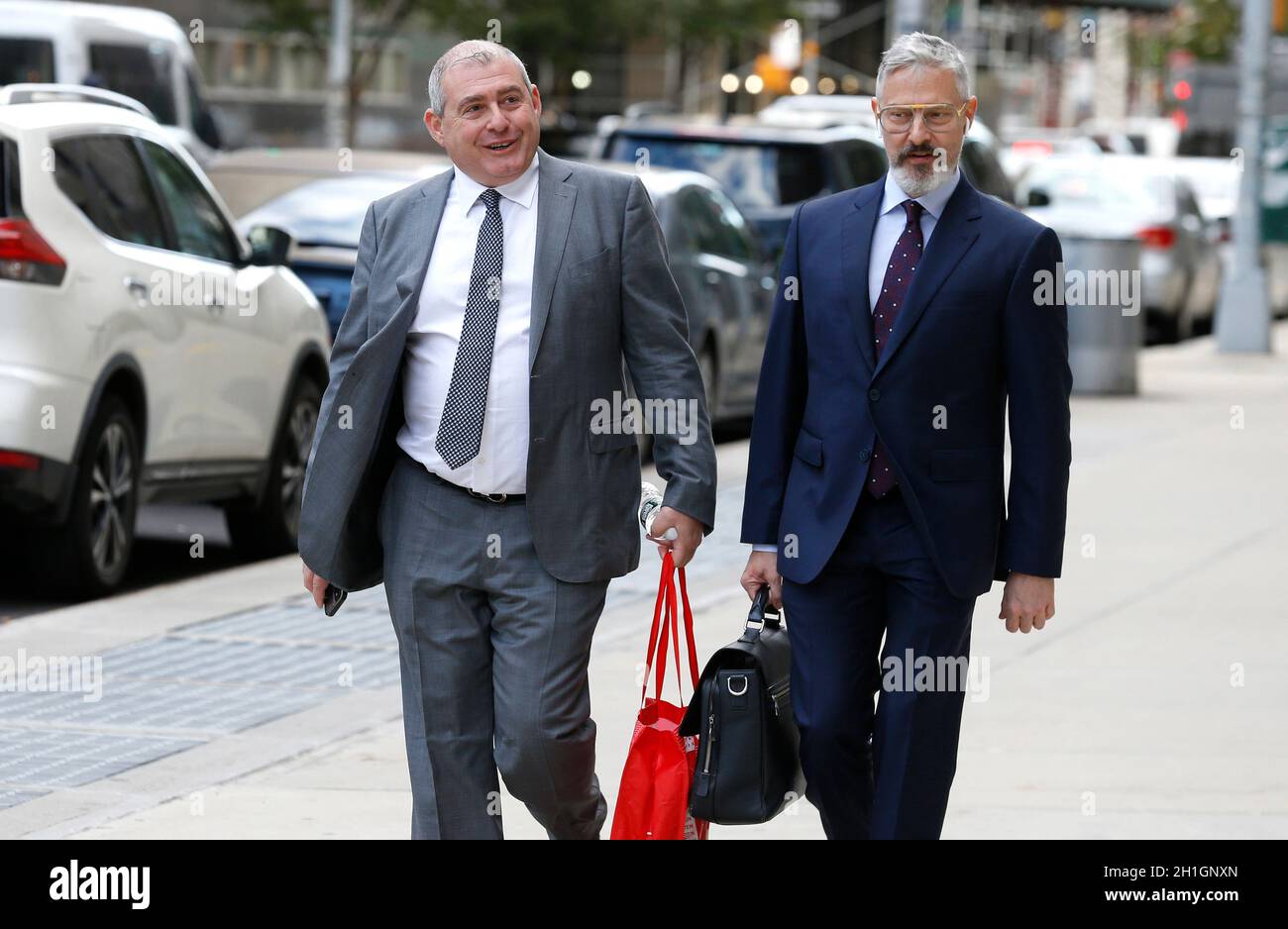 L'homme d'affaires Lev Parnas (L) et son avocat Joseph Bondy (R) marchent vers la Cour fédérale américaine Thurgood Marshall lors de son procès illégal de financement de campagne à New York.Lev Parnas un associé de l'avocat de l'ancien président Donald Trump Rudi Giuliani,Fait face à des accusations de violation de campagne fédérale impliquant des contributions importantes aux deux campagnes de réélection de Trump Super PAC.Des accusations supplémentaires, partagées avec Andrei Kukushkin, découlent d'une tentative de faciliter l'entrée d'un riche homme d'affaires russe dans le marché de la marijuana récréative bourgeonnante aux États-Unis. Banque D'Images