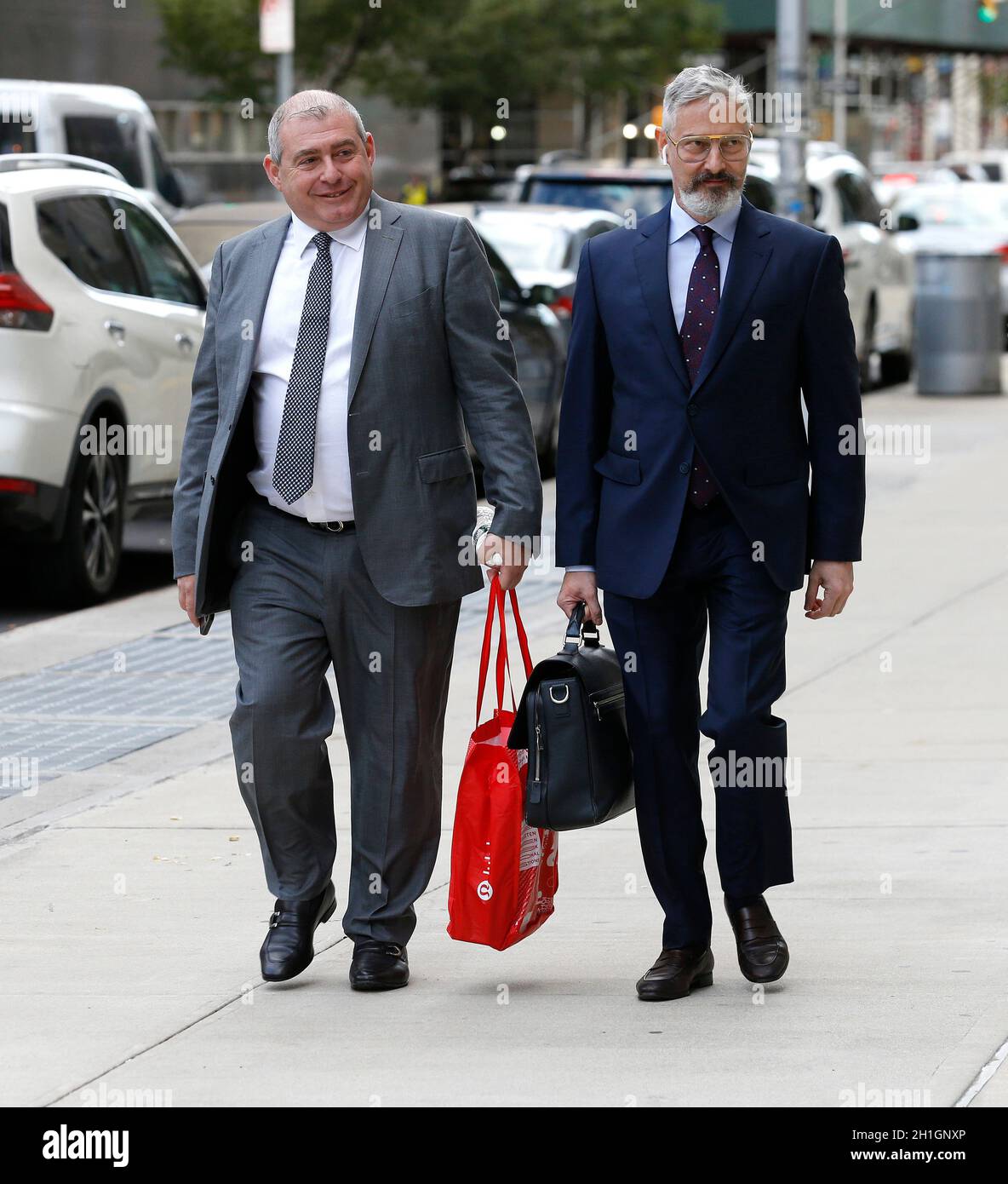 L'homme d'affaires Lev Parnas (L) et son avocat Joseph Bondy (R) marchent vers la Cour fédérale américaine Thurgood Marshall lors de son procès illégal de financement de campagne à New York.Lev Parnas un associé de l'avocat de l'ancien président Donald Trump Rudi Giuliani,Fait face à des accusations de violation de campagne fédérale impliquant des contributions importantes aux deux campagnes de réélection de Trump Super PAC.Des accusations supplémentaires, partagées avec Andrei Kukushkin, découlent d'une tentative de faciliter l'entrée d'un riche homme d'affaires russe dans le marché de la marijuana récréative bourgeonnante aux États-Unis. Banque D'Images