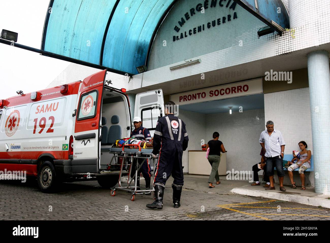 Itabuna, bahia / brésil - 24 août 2011 : membre du Service mobile de soins d'urgence - Samu 192 - transporter un patient à l'hôpital de base de l'ic Banque D'Images