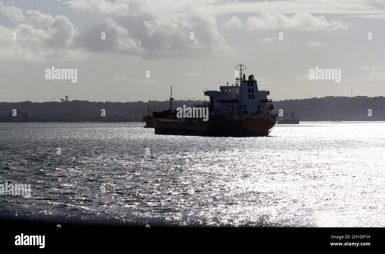 salvador, bahia / brésil - 3 novembre 2014: On voit un pétrolier dans les eaux de Baia de Todos os Santos dans la ville de Salvador. Banque D'Images