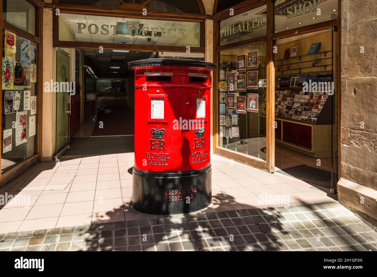 Gibraltar, Royaume-Uni - Mai 18, 2017 : Rouge style britannique boîtes aux lettres à l'extérieur du bureau de poste à Gibraltar, Royaume-Uni, Europe de l'Ouest. Banque D'Images