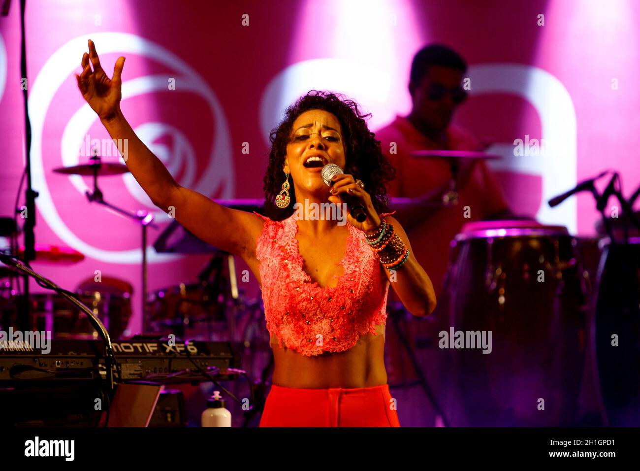 salvador, bahia / brésil - 1 octobre 2014: La chanteuse Ana Mametto est vue lors d'une représentation au Parque Costa Azul dans la ville de Salvador. Banque D'Images