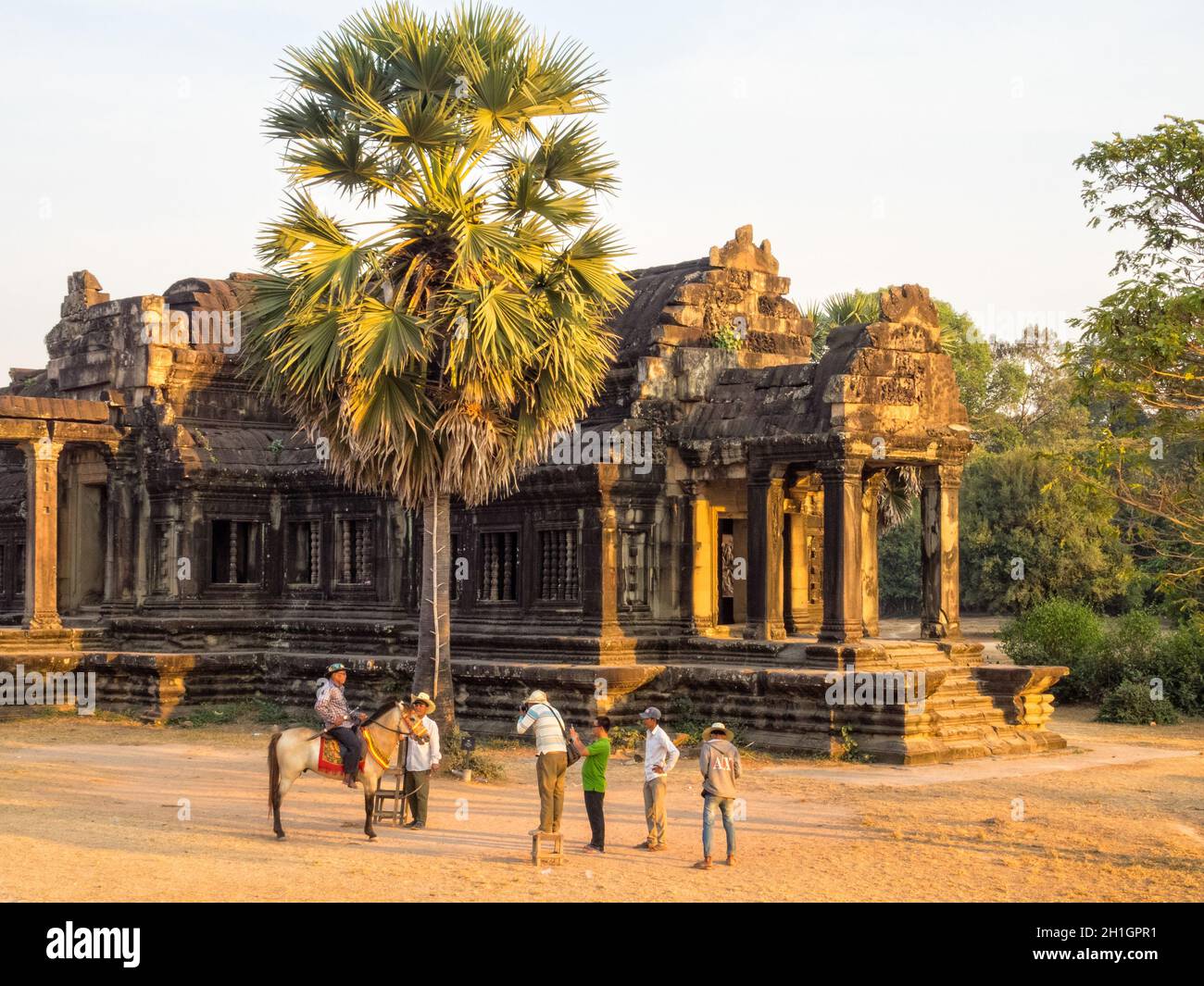 Un touriste pose à cheval à la bibliothèque sud d'Angkor Wat - Siem Reap, Cambodge Banque D'Images