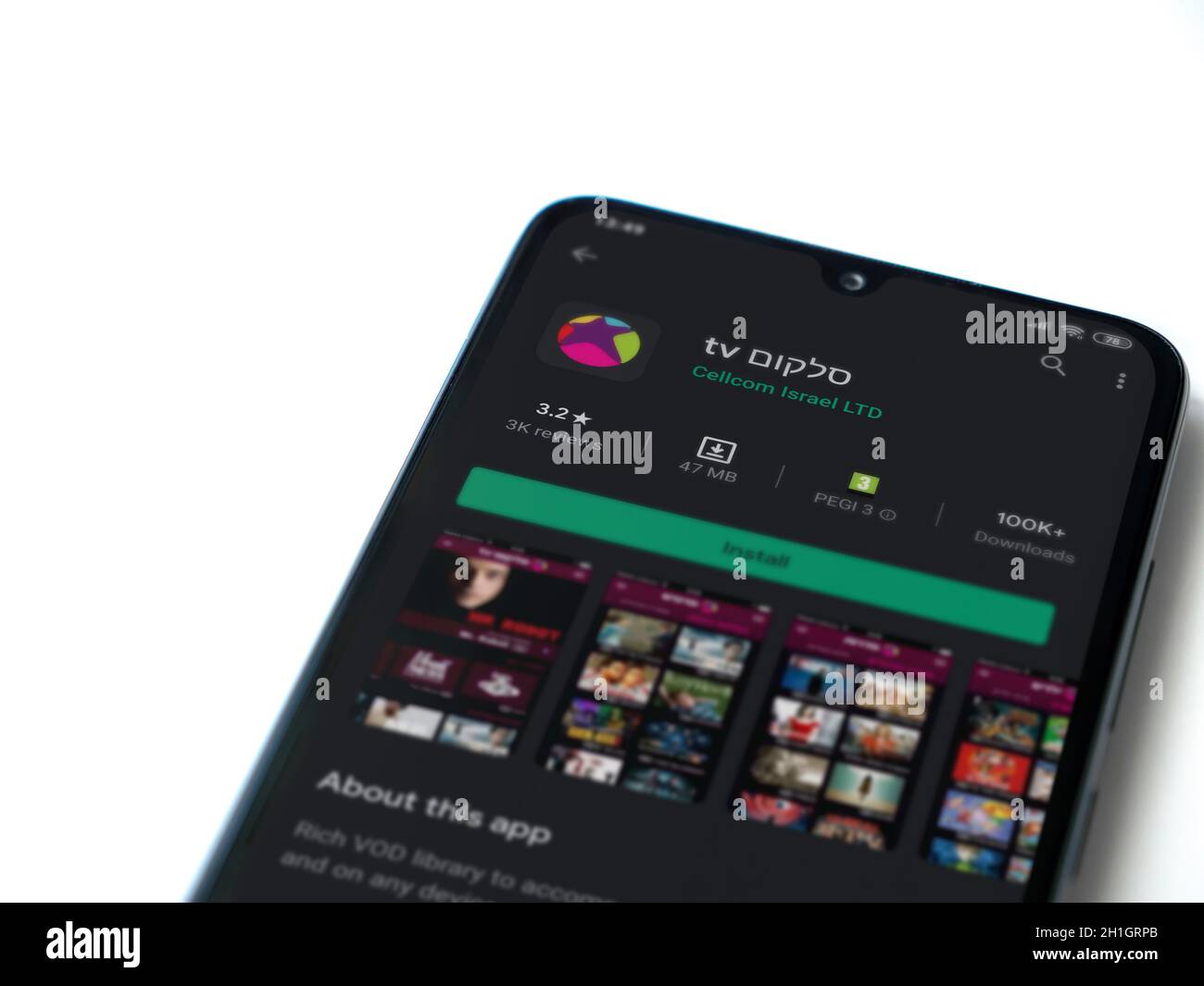 LOD, Israël - 8 juillet 2020 : page de l'application Cellcom TV sur l'écran d'un smartphone mobile noir isolé sur fond blanc. Plan d'étapage avec vue de dessus Banque D'Images