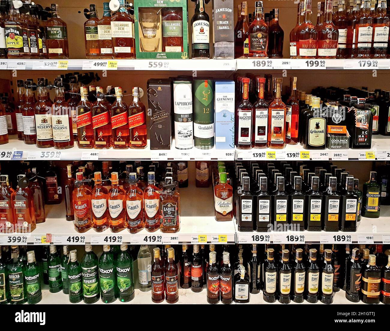 PRAGUE, RÉPUBLIQUE TCHÈQUE - 07 AOÛT 2020 : sélection de bouteilles à alcool  étiquetées avec des étiquettes de prix réduits sur les tablettes de  l'épicerie Tesco.Tesco avec Photo Stock - Alamy