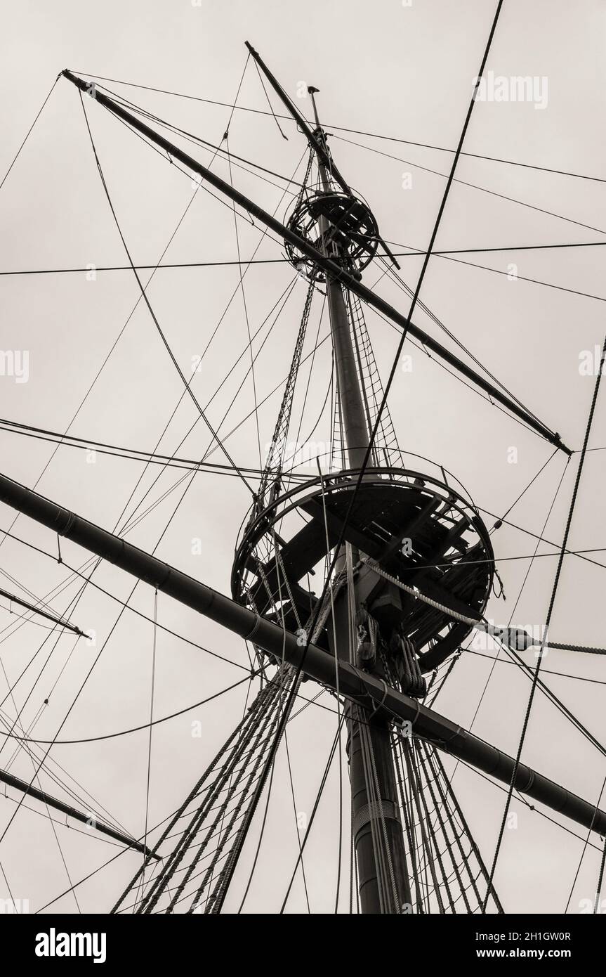 Gênes, Italie - 14 mai 2017 : mât du navire en bois vieux Galleon Neptun à Porto Antico de Gênes, Italie. La photographie noir et blanc sépia. Banque D'Images