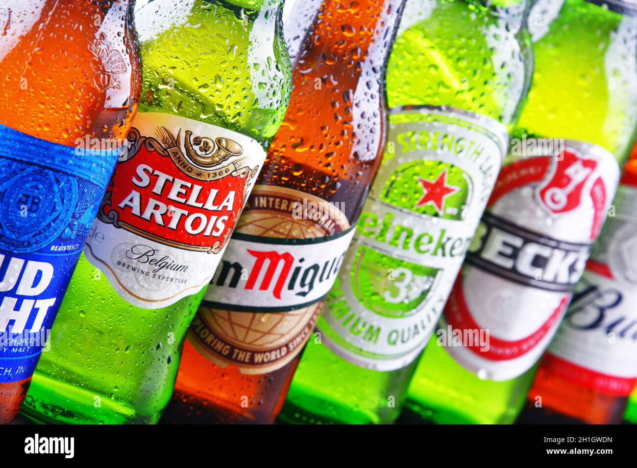 POZNAN, POL - Juillet 19, 2018 : bouteilles de bière mondial célèbre  marques telles que Heineken, Bud, Miller, Tuborg, Becks, Stella Artois,  Peroni et San Miguel Photo Stock - Alamy