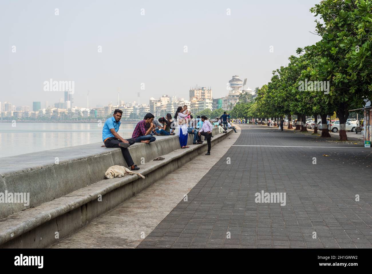 Mumbai, Inde - 22 novembre 2019: Les gens reposent sur la Marine Drive - UN célèbre point de repère à Mumbai attiré par de nombreux touristes visitant l'Inde. Banque D'Images