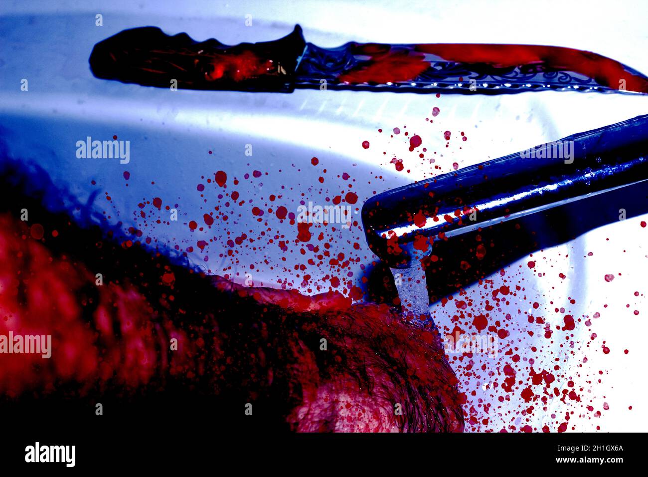 Boîte de coupe sanglante et main dans l'évier avec le sang rouge qui coule.Contexte du concept de meurtre Banque D'Images