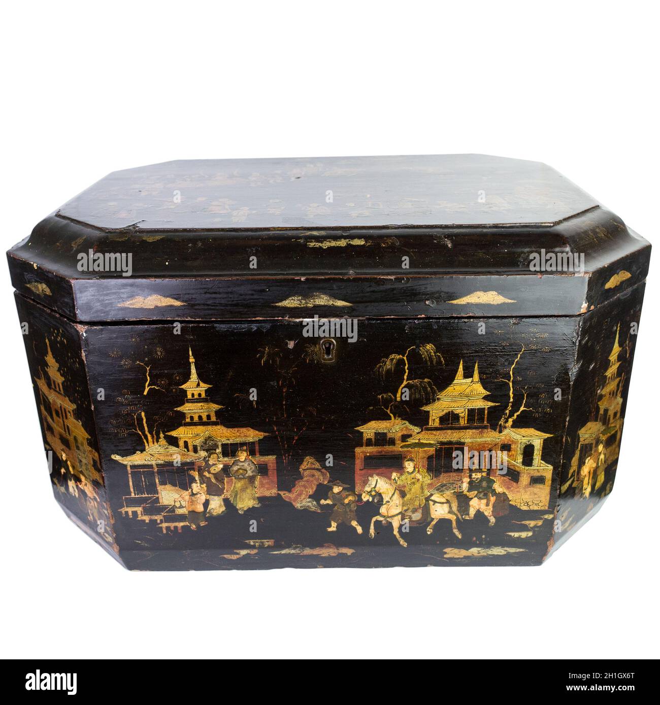 Boîte de rangement pour laque d'exportation de Chine antique.Boîte à couture en laque noir chinois avec scènes peintes à la main.19e siècle Banque D'Images