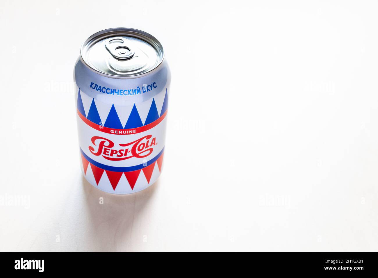 MOSCOU, RUSSIE - 6 AOÛT 2020 : nouvelle édition limitée de Pepsi avec dessin des années 50 du XXe siècle sur table en bois brun clair. Pepsi est c Banque D'Images