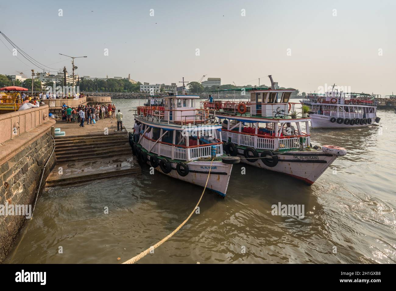 Mumbai, Inde - 22 novembre 2019 : bateaux de tourisme colorés près de Gateway of India à Mumbai (Bombay), Inde. Banque D'Images