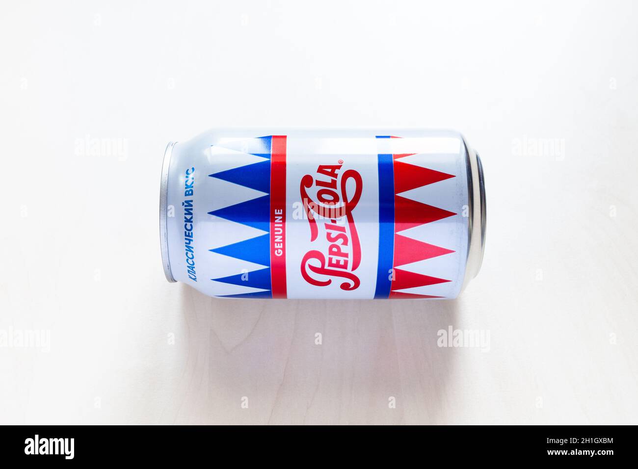 MOSCOU, RUSSIE - 6 AOÛT 2020: Édition limitée CAN de Pepsi avec dessin des années 50 du 20e siècle sur les mensonges table brun clair. Pepsi est carbona Banque D'Images