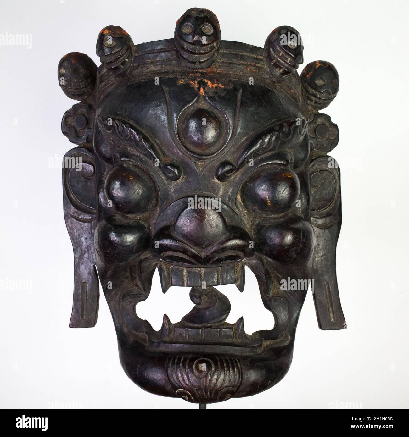 Masque tibétain antique de Mahakala.Masque de terre dur bouddhiste Dharmapala du XIXe siècle Banque D'Images