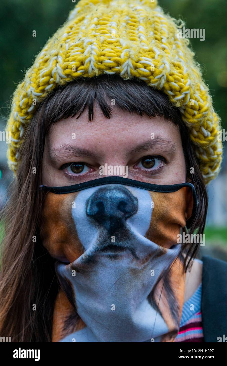 Londres, Royaume-Uni.18 octobre 2021.Les manifestants anti-cruauté envers les animaux exigent que les MBR Beagles soient libérés et ne soient plus utilisés pour des expériences - comme le Premier ministre dirige les députés dans un service commémoratif pour le député de Sir David Amiss assassiné à l'église St Margare, à Westminster.Crédit : Guy Bell/Alay Live News Banque D'Images