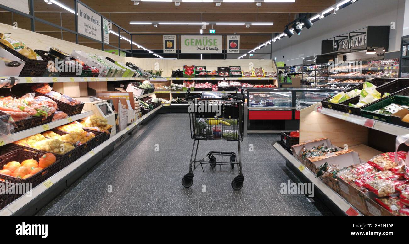 WETZLAR, ALLEMAGNE - DEZEMBER 18 2019: Allée avec des produits alimentaires à base de fruits, intérieur d'un supermarché à rabais ALDI. Banque D'Images