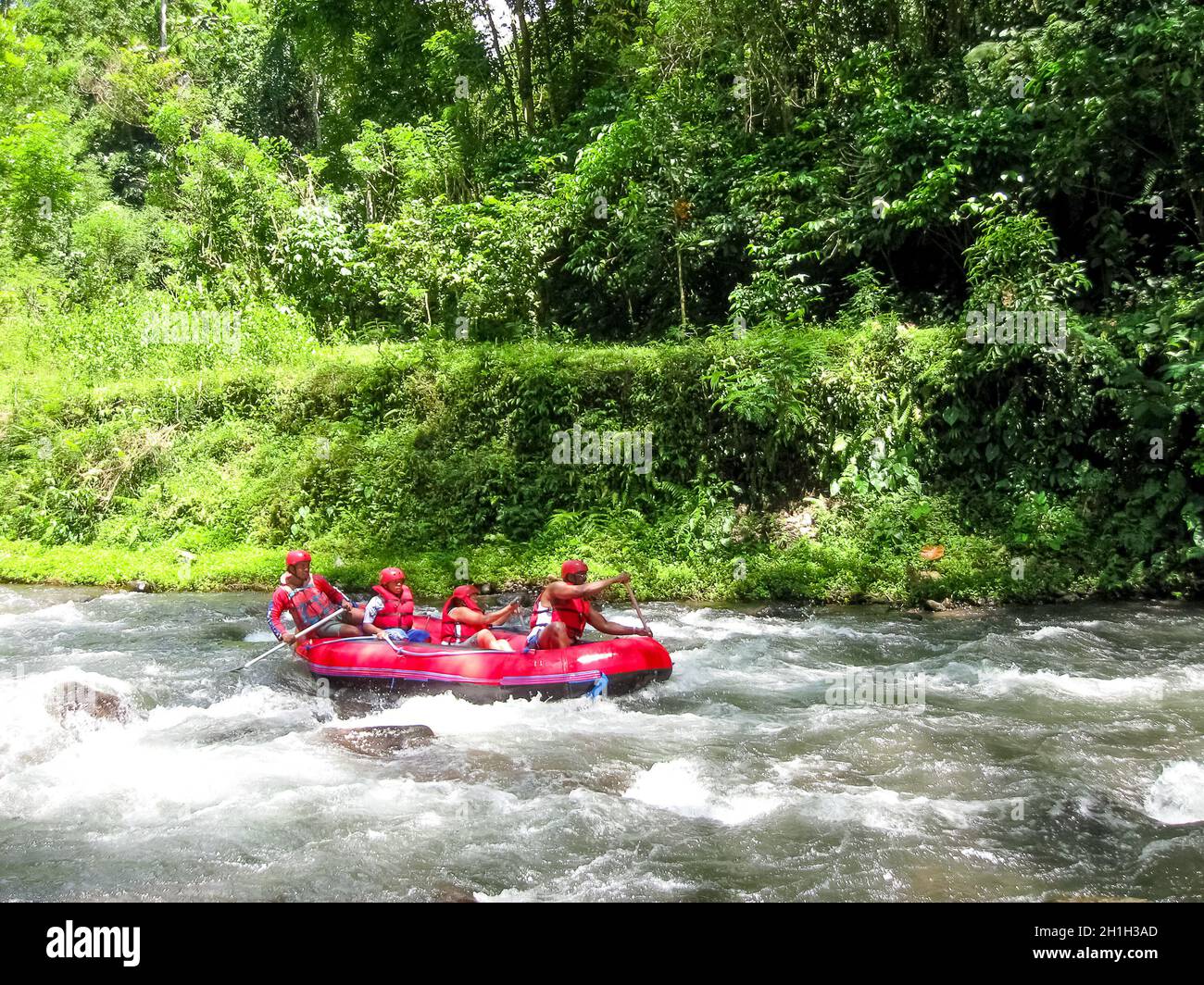 Bali, Indonésie - 11 avril 2012 : rafting dans le canyon sur le fleuve de montagne de Balis Ayung à Bali, Indonésie, le 11 avril 2012 Banque D'Images