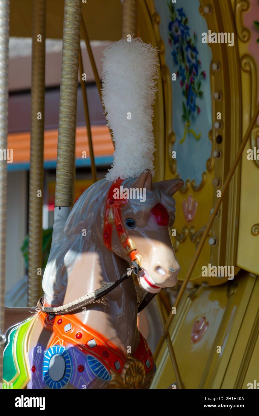 Cheval coloré sur le traditionnel vieux carrousel français dans le parc de la ville en journée ensoleillée Banque D'Images
