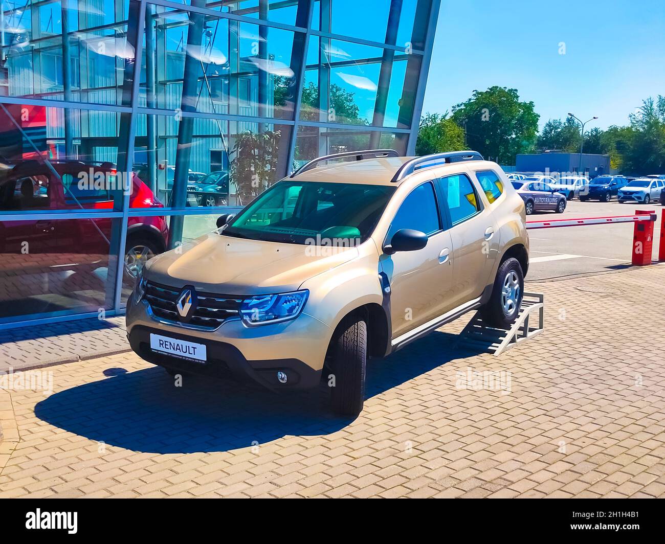 Kiev, Ukraine - 29 juillet 2020 : salon Renault avec signe contre ciel bleu.Renault est connu pour son rôle dans le sport automobile, en particulier dans la course, la Formule Banque D'Images