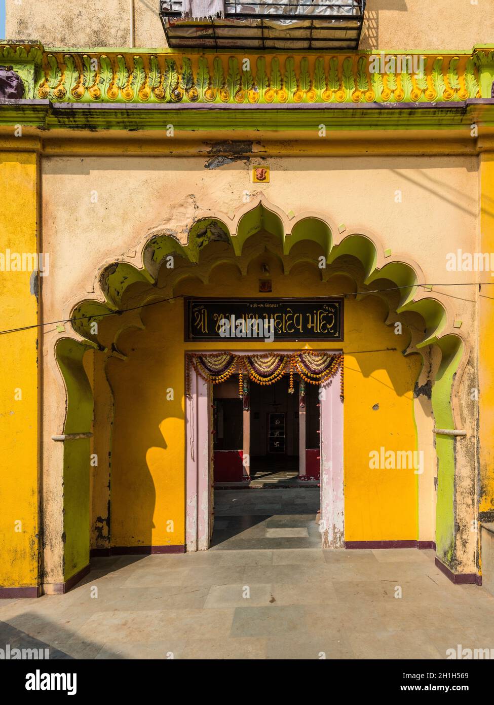 Mumbai, Inde - 22 novembre 2019 : porte d'entrée d'une église historique dans le centre-ville, Mumbai, État de Maharashtra, Inde. Banque D'Images