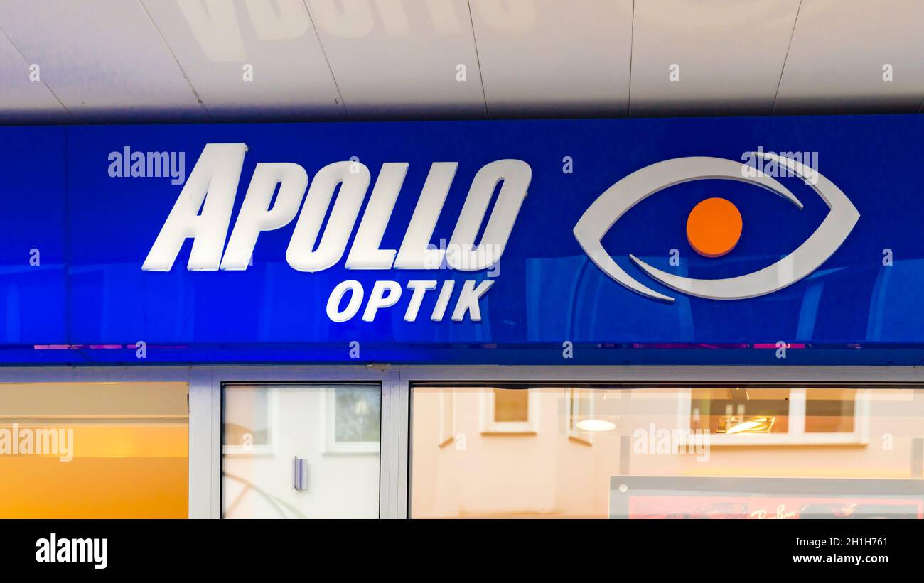 Waldecker Land, ALLEMAGNE - 2019-07-16 LOGO APOLLO OPTIK sur une façade dans WALDECKER LAND. APOLLO - Optik est une société d'optique allemande qui se concentre sur le commerce de détail Banque D'Images