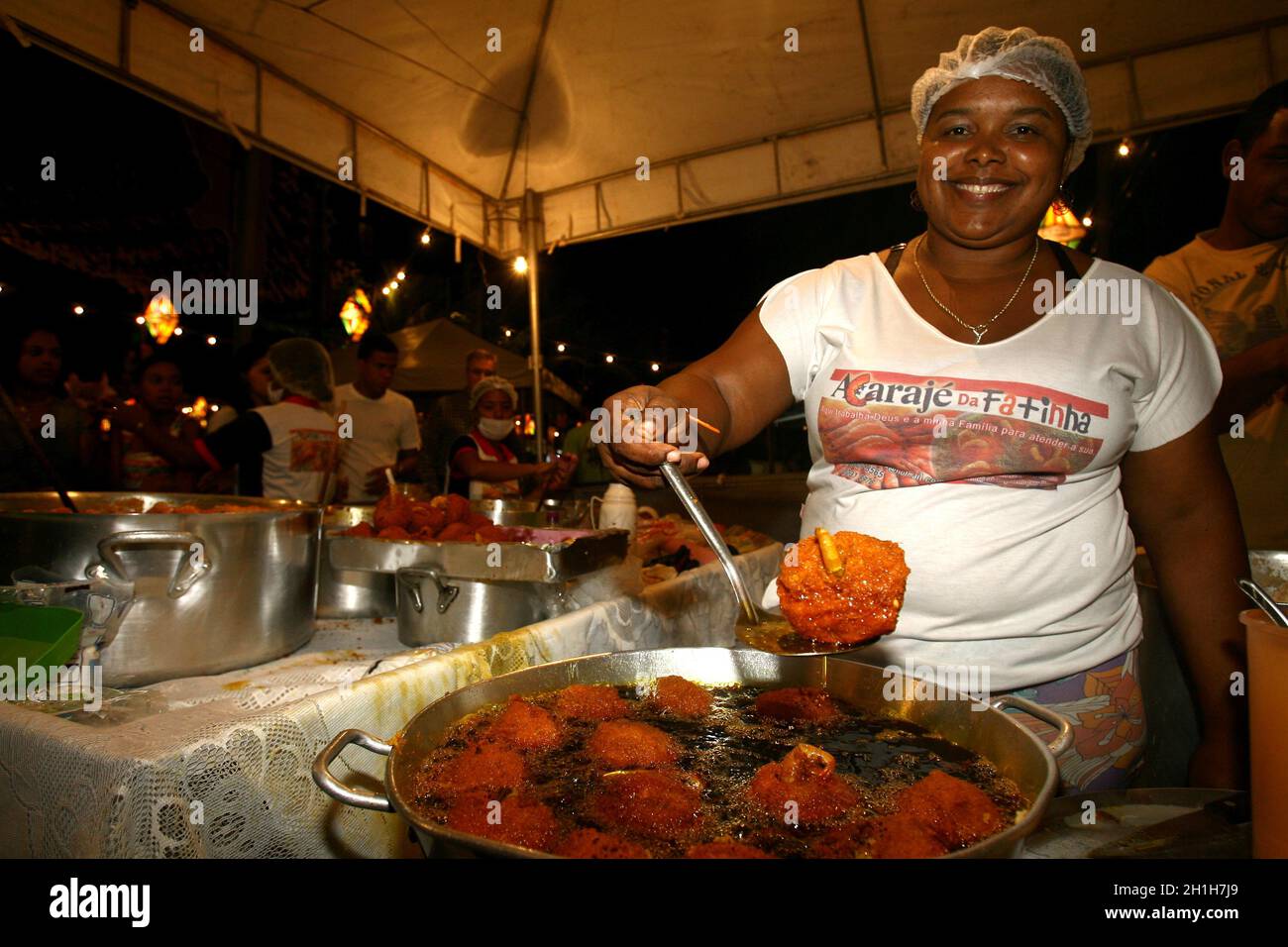 ilheus, bahia / brésil - 24 juin 2011: Vendeur d'acaraje est vu friture les boulettes dans l'huile de palme dans la ville d'Iheus, dans le sud de Bahia. Banque D'Images