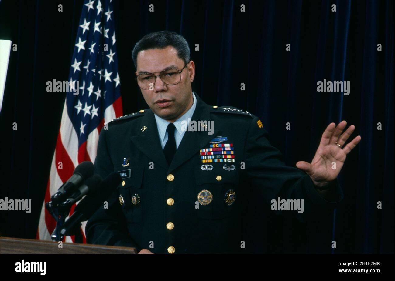 Arlington, Virginia, États-Unis, 24 janvier 1991 le Président des chefs d'état-major interarmées, le général Colin Powell (États-Unis), tient une réunion d'information dans la salle de presse du Pentagone le .Crédit : Mark Reinstein/MediaPunch Banque D'Images