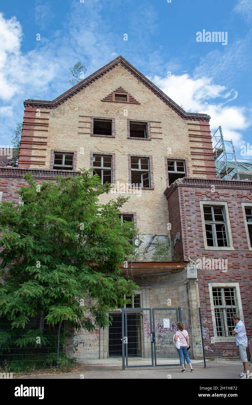 BEELITZ, ALLEMAGNE - 30 JUIN 2020. Entrée principale. La chirurgie est le bâtiment le plus moderne et le dernier des sanatoriums abandonnés. À partir de 1930, seve Banque D'Images