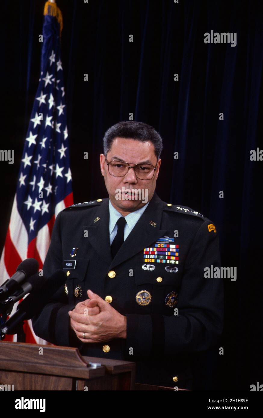 Arlington, Virginia, États-Unis, 24 janvier 1991 le Président des chefs d'état-major interarmées, le général Colin Powell (États-Unis), tient une réunion d'information dans la salle de presse du Pentagone le .Crédit : Mark Reinstein/MediaPunch Banque D'Images