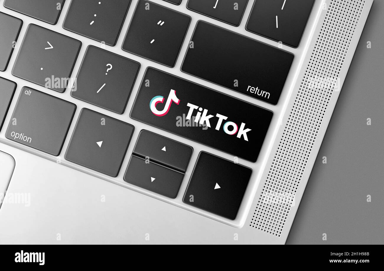 Touche de service de réseau social Tik Tok sur clavier d'ordinateur, concept de technologies modernes avec le logo Tik Tok Banque D'Images