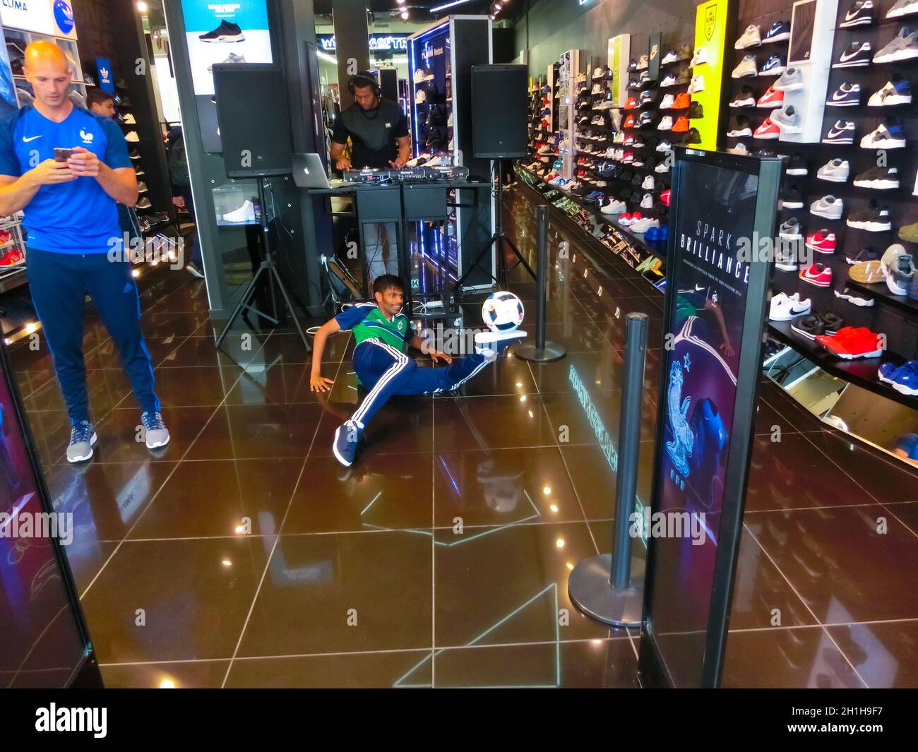 Lyon, France - 16 juin 2016 : boutique Nike au centre commercial de Lyon,  France - 16 juin 2016 Photo Stock - Alamy