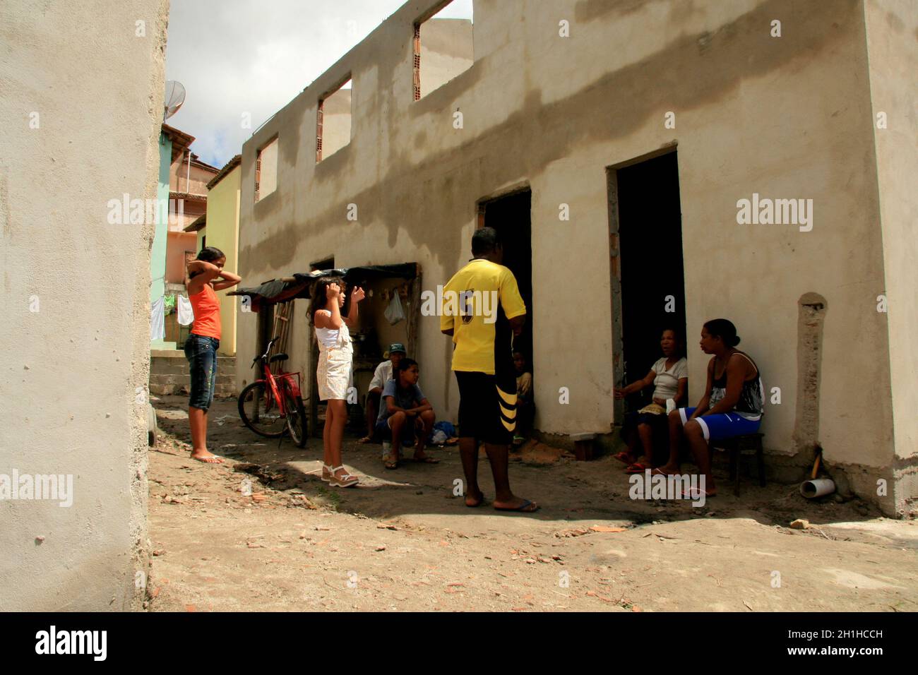 Eunapolis, bahia / brésil - 15 janvier 2009: Les gens qui sont membres de l'Association sans toit sont vus pendant l'invasion de la maison Banque D'Images