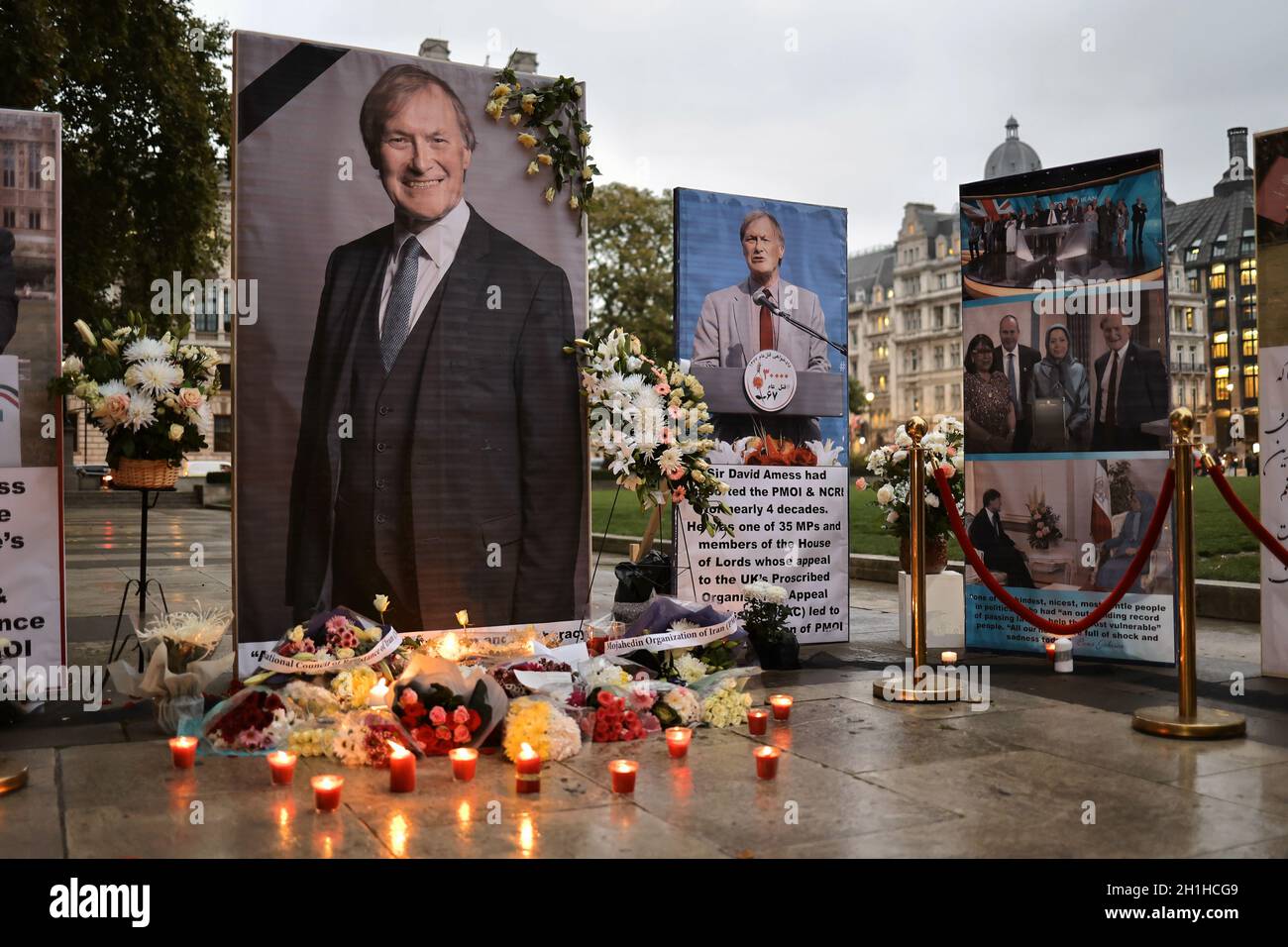 Londres, Royaume-Uni.18 octobre 2021.Les communautés ont mis en place des bannières avec Sir David Amiss en mémoire de son service à la communauté.Les communautés anglo-iraniennes du Conseil national de résistance de l'Iran ont organisé un service commémoratif en face du Parlement britannique pour rendre hommage au député de Sir David Amiss qui a été assassiné samedi dernier lors d'une opération de circonscription.Crédit : SOPA Images Limited/Alamy Live News Banque D'Images