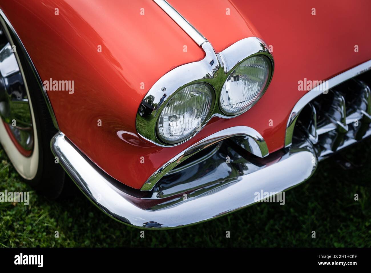 DIEDERSDORF, ALLEMAGNE - 30 AOÛT 2020 : fragment de la partie avant d'une voiture de sport Chevrolet Corvette (C1), 1958. L'exposition « US car Classics » Banque D'Images